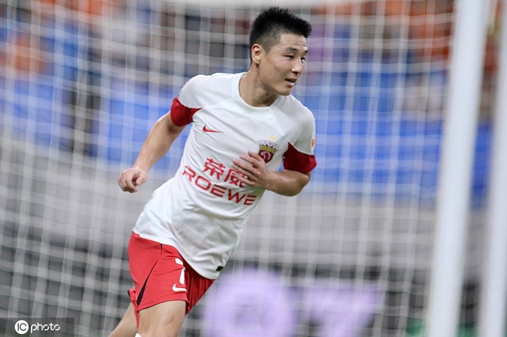 据TheAthletic报道，切尔西仍无和加拉格尔续约的迹象，愿意在下个月倾听对他的报价。